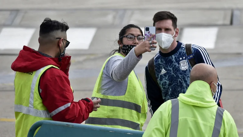 Fotografija: Prihod Messija na letališče v domačem Rosariu. FOTO: Str/AFP