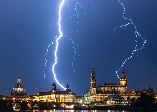 Nemški meteorologi svarijo, da se bo močno deževje v prihodnjih dneh še nadaljevalo. FOTO: Robert Michael/Afp