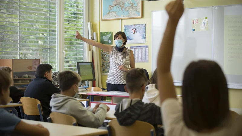 Fotografija: Lanski prvi šolski dan na Osnovni šoli Koseze v Ljubljani. Sviz je ministrico Simono Kustec pozval k nujnim spremembam pri organizaciji in delu šolske svetovalne službe, a se, kot so navedli, ni odzala. FOTO: Jure Eržen/Delo