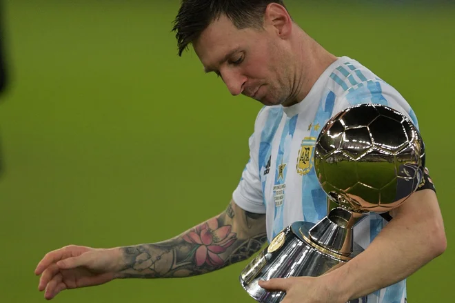 Messi (na fotografiji) se je z rojaki pred dnevi vpisal v zgodovinske knjige argentinskega nogometa z zmago v finalu južnoameriškega prvenstva na štadionu Maracana proti domači izbrani vrsti Brazilije. FOTO: Carl De Souza/AFP