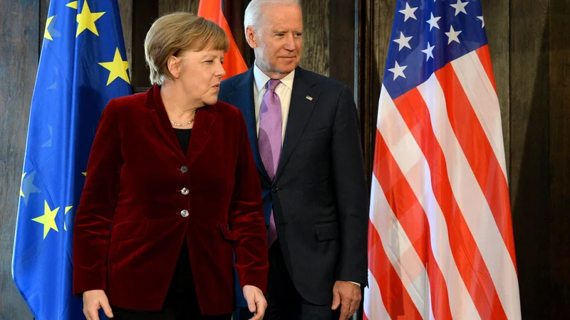 Fotografija: Tako sta nemška kanclerka Angela Merkel in takrat še ameriški podpredsednik Joe Biden leta 2015 pozirala fotografom na münchenski varnostni konferenci. Foto Christof Stache/AFP