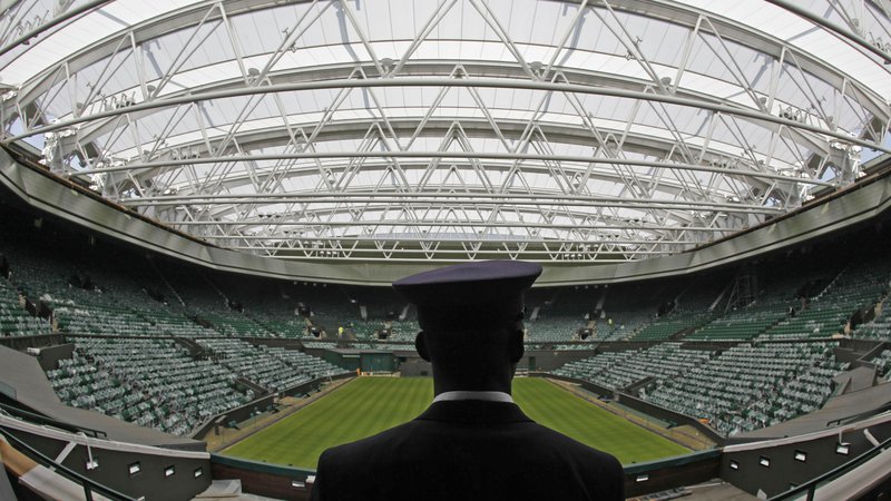 Fotografija: Letos se je tenis vrnil v Wimbledon po lanski odpovedi zaradi koronavirusa. FOTO: Eddie Keogh/Reuters
