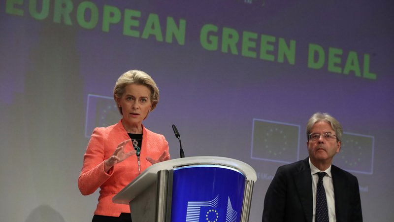 Fotografija: Izpusti CO2 morajo imeti ceno, ki spodbuja potrošnike, proizvajalce in inovatorje k izbiri čistih tehnologij, pravi predsednica evropske komisije Ursula von der Leyen. Foto: Yves Herman/Reuters