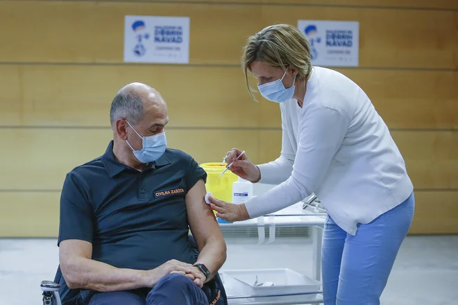 Premier Janša pravi, da je odgovornost &raquo;za vaše zdravje in zdravje vaših bližnjih je povsem v vaših rokah&laquo;. FOTO: Jože Suhadolnik/Delo