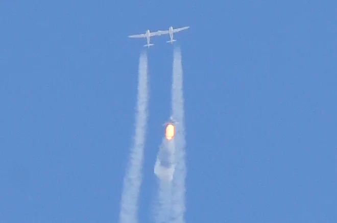 Nosilno letalo VMS Eve, poimenovano po Bransonovi mami, se je povzpelo 15 kilometrov visoko, tam izpustilo letalo VSS Unity, to pa je prižgalo raketne motorje in odpotovalo v vesolje. FOTO: Patrick T. Fallon/AFP