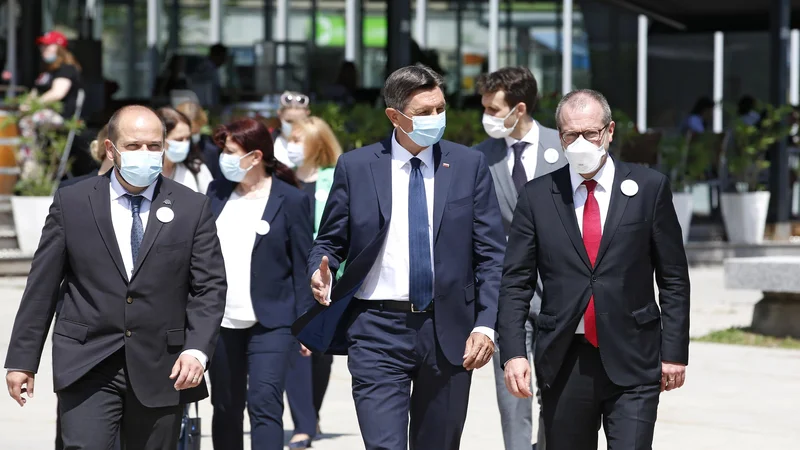 Fotografija: Minister za zdravje Janez Poklukar, predsednik republike Borut Pahor in regionalni direktor Svetovne zdravstvene organizacije Hans Kluge so si ogledali cepilni center na Gospodarskem razstavišču. Foto Matej Družnik