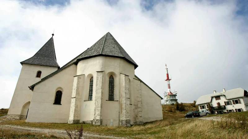 Fotografija: Na Uršlji gori (1699 metrov) stoji najvišje ležeča cerkev v državi. Ob njej je planinski dom, nad njim a RTV-oddajnik. V tem trikotniku se ovce, ki se po desetletjih vračajo na goro, ne bodo pasle. FOTO: Marko Feist/Delo