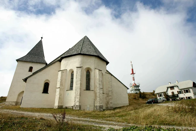 Na Uršlji gori (1699 metrov) stoji najvišje ležeča cerkev v državi. Ob njej je planinski dom, nad njim a RTV-oddajnik. V tem trikotniku se ovce, ki se po desetletjih vračajo na goro, ne bodo pasle. FOTO: Marko Feist/Delo