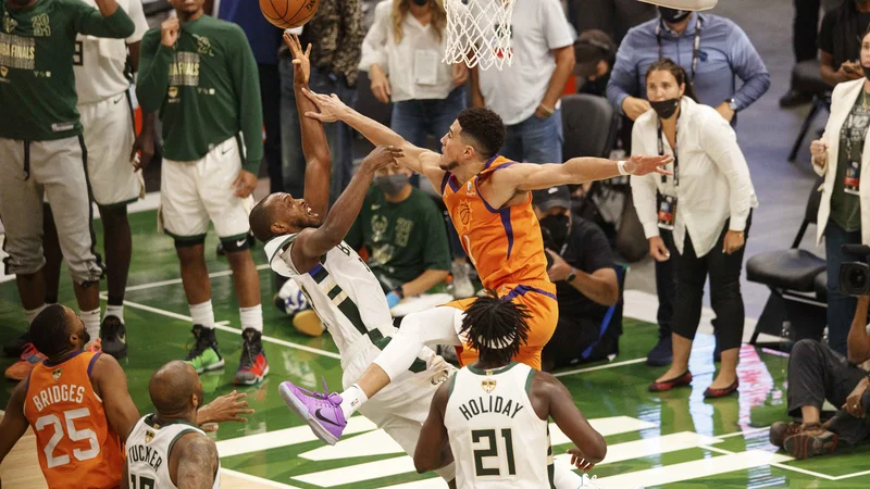 Fotografija: Khris Middleton (levo) je polnil koš Phoenixa in bil najzaslužnejši za Milwaukeejevo zmago ter za izenačenje v zmagah na 2:2 v finalu NBA. FOTO: Jeff Hanisch/Usa Today Sports