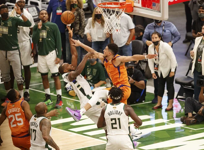 Khris Middleton (levo) je polnil koš Phoenixa in bil najzaslužnejši za Milwaukeejevo zmago ter za izenačenje v zmagah na 2:2 v finalu NBA. FOTO: Jeff Hanisch/Usa Today Sports