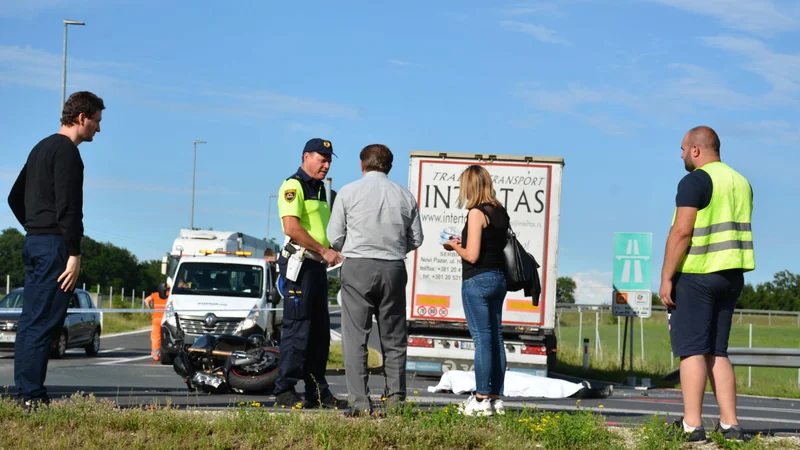 Trčenje med motoristom in tovornjakom je bilo silovito. FOTO: Oste Bakal
