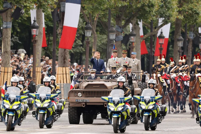 Francoski predsednik Emmanuel Macron in načelnik generalštaba francoske vojske general Francois Lecointre med vsakoletno vojaško parado na aveniji Champs-Elysees v Parizu, na francoski dan državnosti. FOTO: Ludovic Marin/Afp<br />
