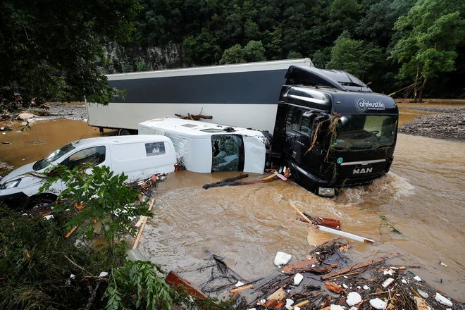 Delno potopljena vozila na poplavljenem območju po močnih padavinah v Schuldu. FOTO: Wolfgang Rattay/Reuters