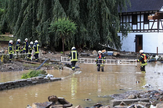 Gasilci na popljavljenem območju v Schuldu. FOTO: Wolfgang Rattay/Reuters