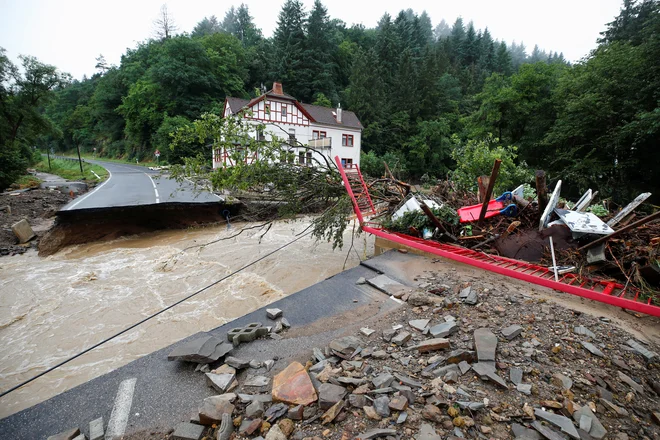 Uničena cesta blizu reke Ahr v Schuldu. FOTO: Wolfgang Rattay/Reuters