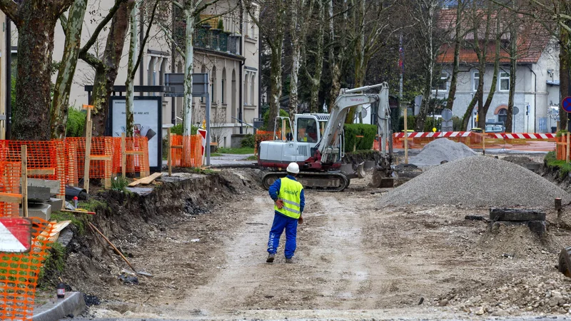 Fotografija: Vrednost gradbenih del, opravljenih v prvih petih mesecih leta 2021, je bila za 1,3 odstotka nižja kot v istem obdobju lani. FOTO: Matej Družnik/Delo