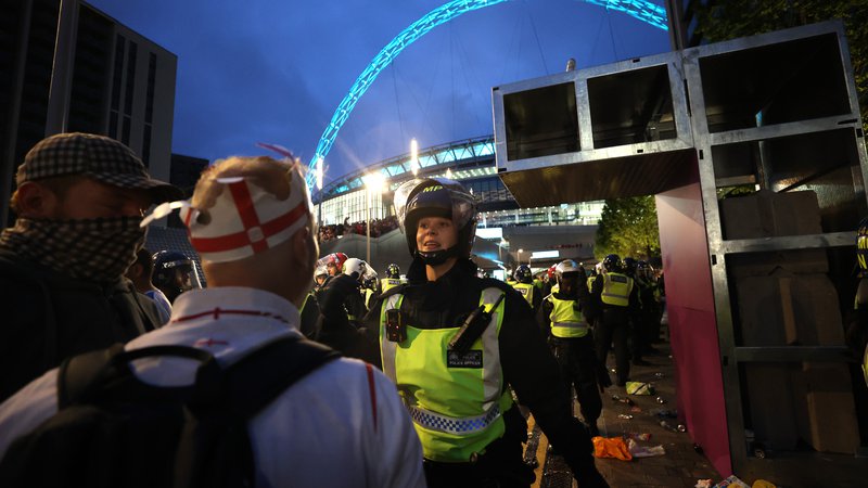 Fotografija: Policisti so imeli veliko dela že na in v okolici štadiona Wembley, tudi na spletu pa se je med in po tekmi dogajalo marsikaj. FOTO: Lee Smith/Reuters