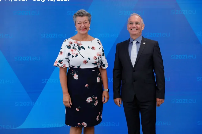 Evropska komisarka Ylva Johansson je izrazila razočaranje, da vprašanje financiranja STA še ni rešeno, minister Aleš Hojs pa je krivdo pripisal direktorju STA Bojanu Veselinoviču. FOTO: Primož Predalič/Ukom