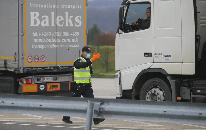 Ukrepi vedno zarežejo v življenja ljudi ob meji ... FOTO: Jože Suhadolnik