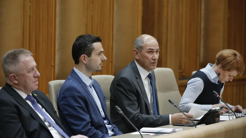 Fotografija: Na fotografiji iz marca 2020 z leve sedijo: Zdravko Počivalšek, Matej Tonin, Janez Janša in Aleksandra Pivec. FOTO: Jure Eržen/Delo