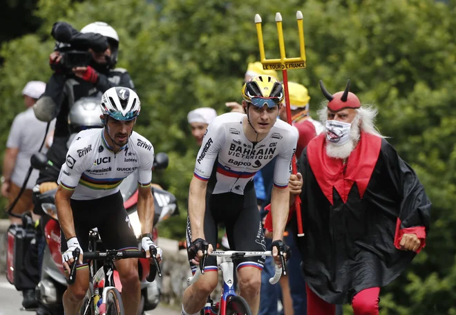 Matej Mohorič in Julian Alaphilippe na poti proti vrhu Tourmaleta: FOTO: Benoit Tessier Reuters