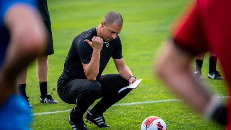 Fotografija: Dejan Grabić (na fotografiji) in Ante Šimundža sta v razmiku nekaj mesecev sedla na klop Brava oziroma Mure in tam sedita še zdaj. Foto Rok Cizelj/NK Bravo