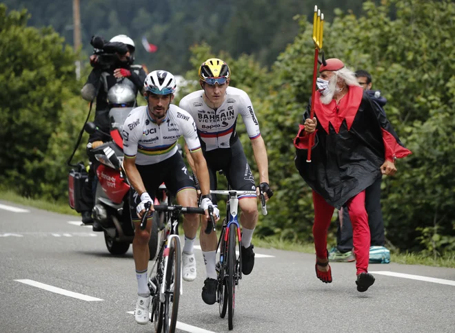 Matej Mohorič je nekaj časa bežal skupaj s francoskim zvezdnikom Julianom Alaphilippom. FOTO: Benoit Tessier/Reuters