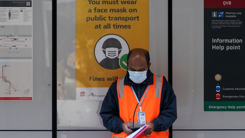 Fotografija: Zaščitne maske: koliko časa še? FOTO: Loren Elliott/Reuters