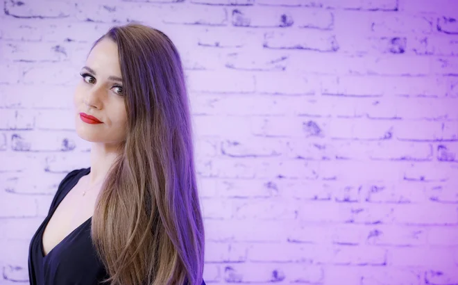 &raquo;Kadar ti nekdo govori, da nekaj delaš narobe, pa z vsem bitjem čutiš, da ni res, si ti tisti, ki ima prav,&laquo; se je naučila priljubljena pevka. FOTO: Jože&nbsp;Suhadolnik