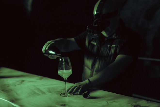 Takole je bila videti prva pokušina penine, ki so jo v celoti naredili v temi, od trenutka, ko so delavci v vinogradu grozdje trgali s posebnimi očali za nočno gledanje. FOTO: Radgonske gorice