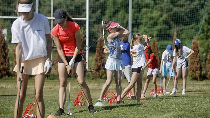 Fotografija: Tudi to poletje se v Mladinskem golf centru v Stanežičah mladi zavzeto spoznavajo z golfom. FOTO: Blaž Samec
