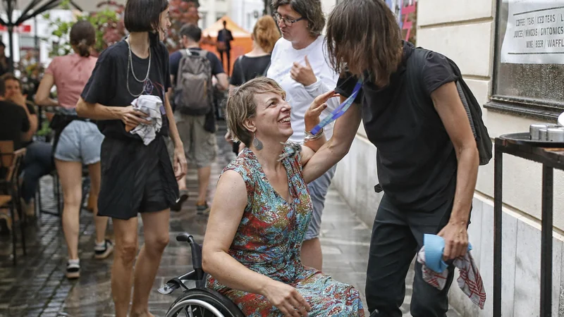 Fotografija: Alenka Kreč Bricelj po koncu referenduma o zakonu o vodah. FOTO: Blaž samec