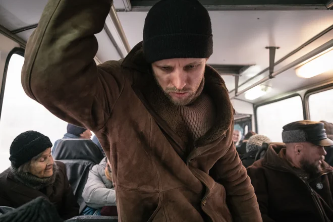 Naslovnega junaka filma Kirila Serebrenikova Petrova febrilni delirij ponese v vrtinec norih in nasilnih dogodivščin. Foto Sergey Ponomarev