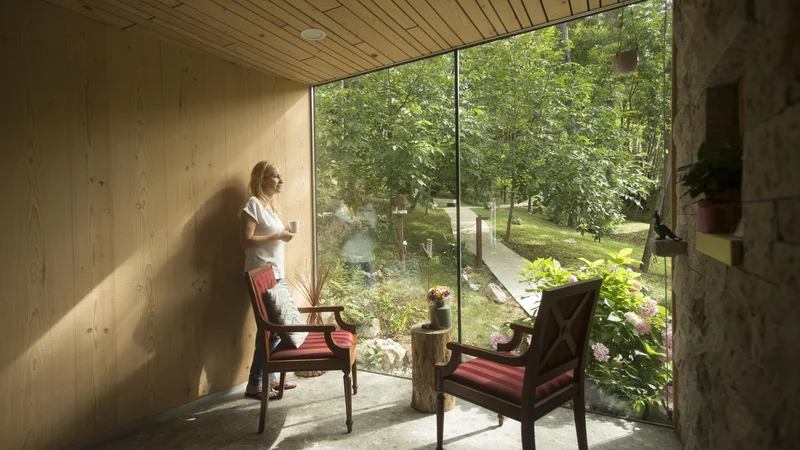 Fotografija: Andreja Škrlj z možem vodi Gozdno vasico, gostilno in glamping Theodosius na robu Vrhpolja. FOTO: Jure Eržen/Delo