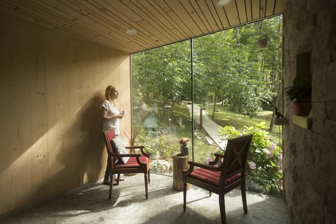 Andreja Škrlj z možem vodi Gozdno vasico, gostilno in glamping Theodosius na robu Vrhpolja. FOTO: Jure Eržen/Delo