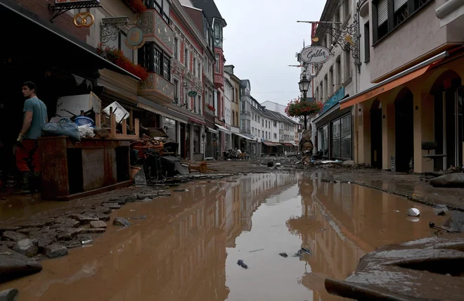 Poplavljena ulica v Ahrweiler-Bad Neuenahr na zahodu Nemčije. FOTO: Christof Stache/AFP