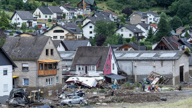 Fotografija: Poškodovane hiše v Schuldu, enem najbolj prizadetih vasi v Bad Neuenahru. FOTO: Bernd Lauter/AFP