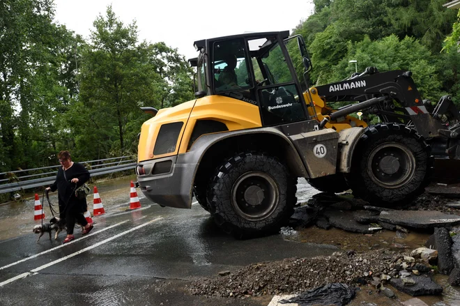 Čiščenje in reševanje pogrešanih se danes nadaljuje. FOTO: Ina Fassbender/AFP