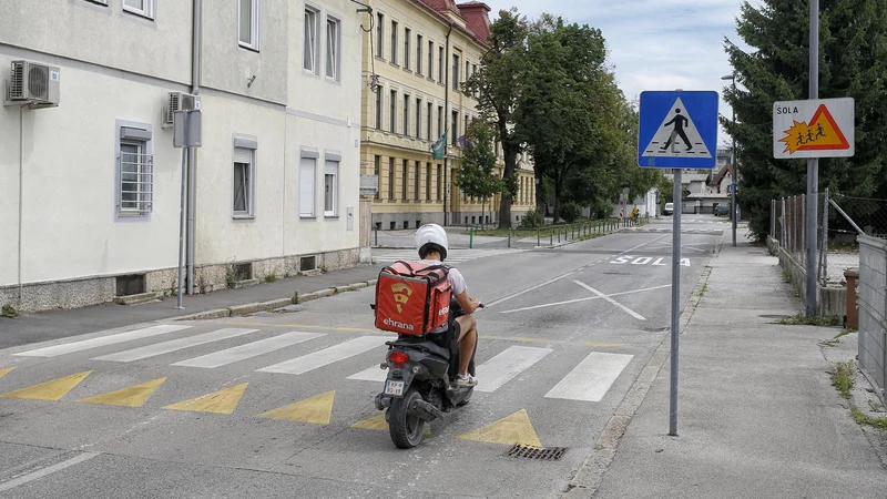Fotografija: Na Gasilski ulici v Šiški je bila najvišja izmerjena presežena hitrost 85 kilometrov na uro. FOTO: Blaž Samec/Delo