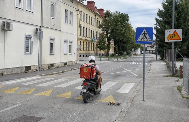 Na Gasilski ulici v Šiški je bila najvišja izmerjena presežena hitrost 85 kilometrov na uro. FOTO: Blaž Samec/Delo