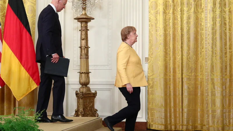 Fotografija: Čeprav se Joe Biden in Angela Merkel pri nekaterih vprašanjih ne strinjata, zaradi velike skladnosti v temeljnem pogledu na domače in mednarodne zadeve razlik ne obešata na veliki zvon. Foto Tom Brenner/Reuters
