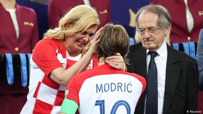 Nekdanja predsednica z Lukom Modrićem po finalni tekmi zadnjega svetovnega nogometnega prvenstva v Moskvi. FOTO: Reuters