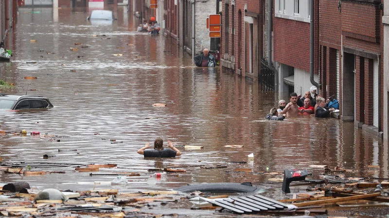 Fotografija: Z vzhoda Belgije poročajo o najmanj štirih mrtvih. Vsa trupla so našli v okraju Verviers. Belgijske oblasti so prebivalce mesta Liege, ki živijo v bližini reke Meuse, pozvale, naj zapustijo domove ali se premaknejo v višja nadstropja. Gladina reke je narasla za meter in pol. FOTO: Bruno Fahy/Afp