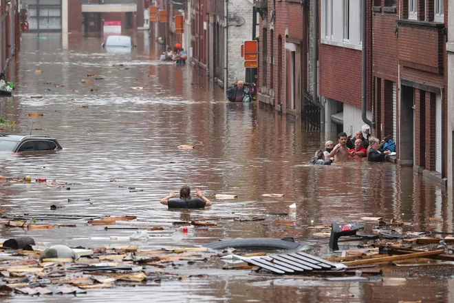 Z vzhoda Belgije poročajo o najmanj štirih mrtvih. Vsa trupla so našli v okraju Verviers. Belgijske oblasti so prebivalce mesta Liege, ki živijo v bližini reke Meuse, pozvale, naj zapustijo domove ali se premaknejo v višja nadstropja. Gladina reke je narasla za meter in pol. FOTO: Bruno Fahy/Afp