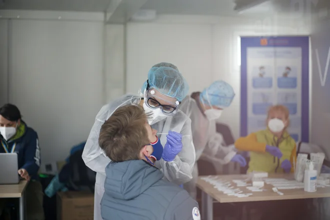 Zakaj samoplačniki za hitre teste plačujejo več kot država v primeru množičnih testiranj, ni povsem jasno. Foto Matej Družnik