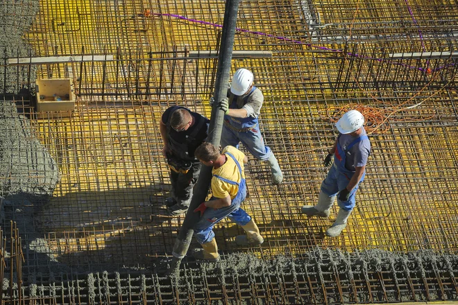 Potrebni bodo odločni koraki, da bomo z vlaganjem v kader izboljšali učinkovitost in konkurenčno prednost panoge. FOTO: Jože Suhadolnik/Delo