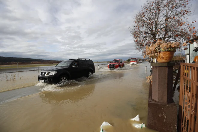 Decembra lani med letališčem Portorož in mejnim prehodom Sečovlje. FOTO: Leon Vidic/Delo
