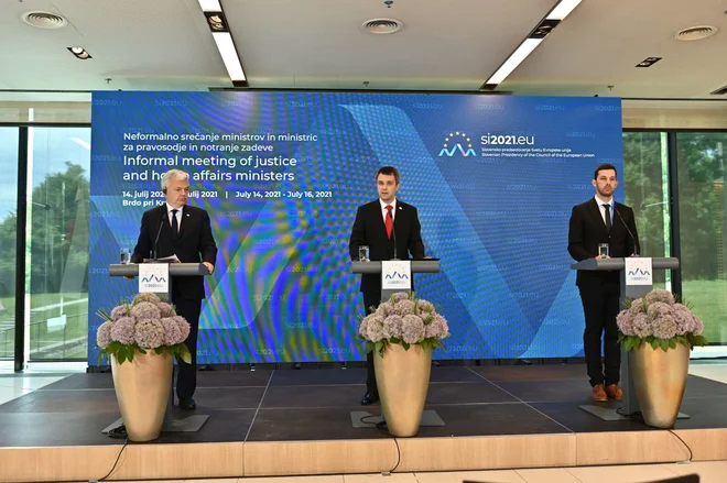 Evropski komisar za pravosodje Didier Reynders (na fotografiji levo) je napovedal ukrepanje, če vlada ne bo hitro imenovala delegiranih tožilcev. FOTO: STA