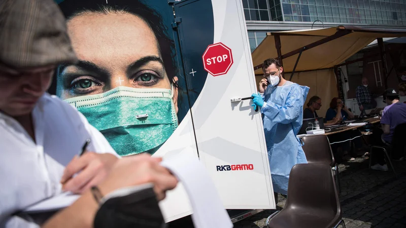 Fotografija: Vsa cepiva s seznama WHO za nujno uporabo cepiv covid-19 so varna in učinkovita tudi pri preprečevanju različic covida-19. FOTO: Stefanie Loos/Afp