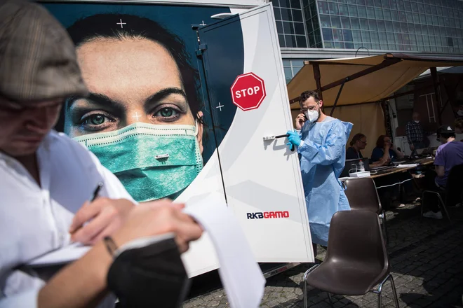 Vsa cepiva s seznama WHO za nujno uporabo cepiv covid-19 so varna in učinkovita tudi pri preprečevanju različic covida-19. FOTO: Stefanie Loos/Afp